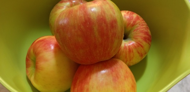 Honeycrisp apples in bowl