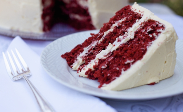 red velvet cake with eggnog frosting